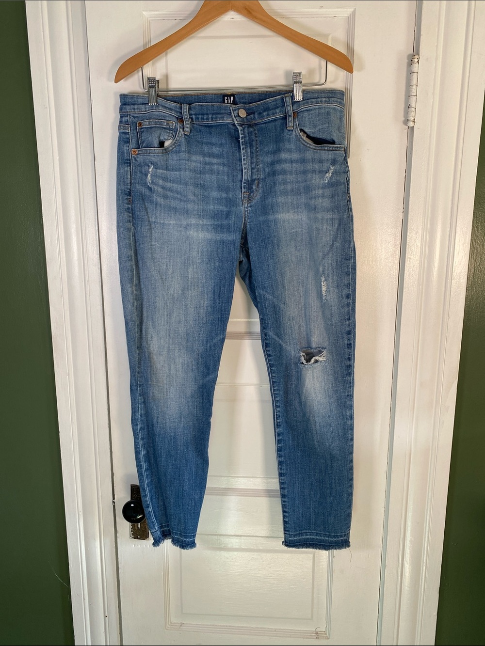 GAP Menโs Light Blue Slim Straight Jeans with Distressed Detail